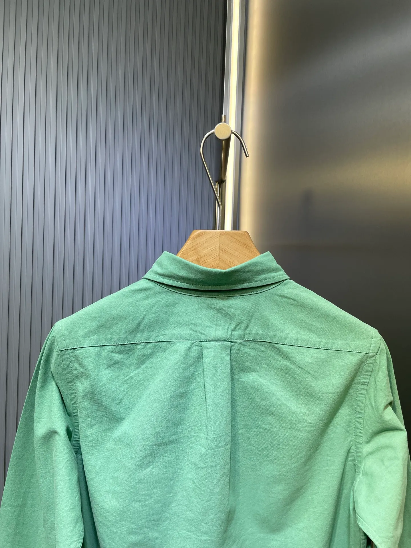 P370 Ralph Lauren 🌟 War Horse solid color shirt, macaron color, white upper body, loose fit, contrasting embroidery design on the cuffs and chest, button closure, can be paired with a skirt of the same color Size: xs-xl